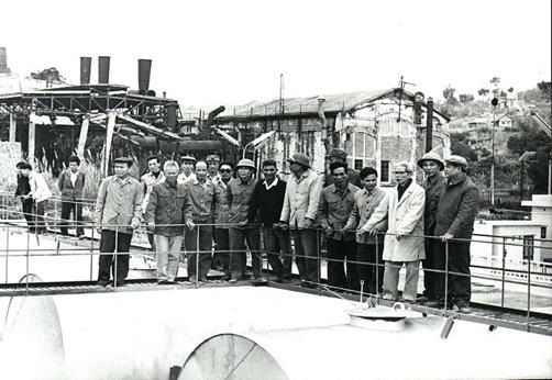 Các đại biểu và lãnh đạo Nhà máy điện Cột 5 tại  lễ đóng điện trạm điện Diezel 10.500kV