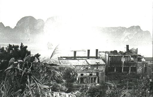 Nhà máy điện Cột 5 sau những trận ném bom ác liệt của đế quốc Mỹ vẫn hiên ngang bên bờ Vịnh Hạ Long