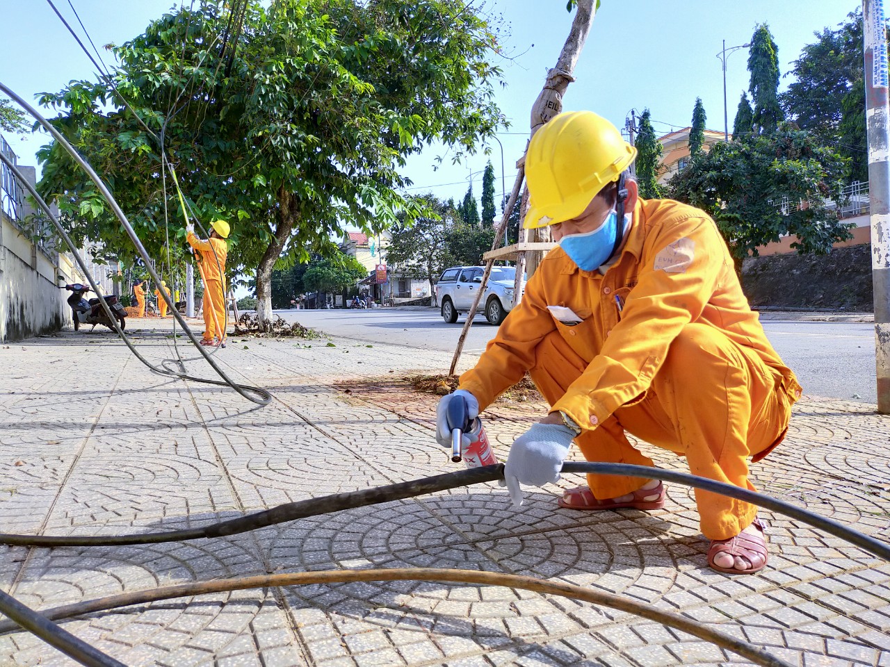 Công nhân Nguyễn Hữu Văn tham gia sửa chữa đường dây 22 kV. Ảnh: NVCC