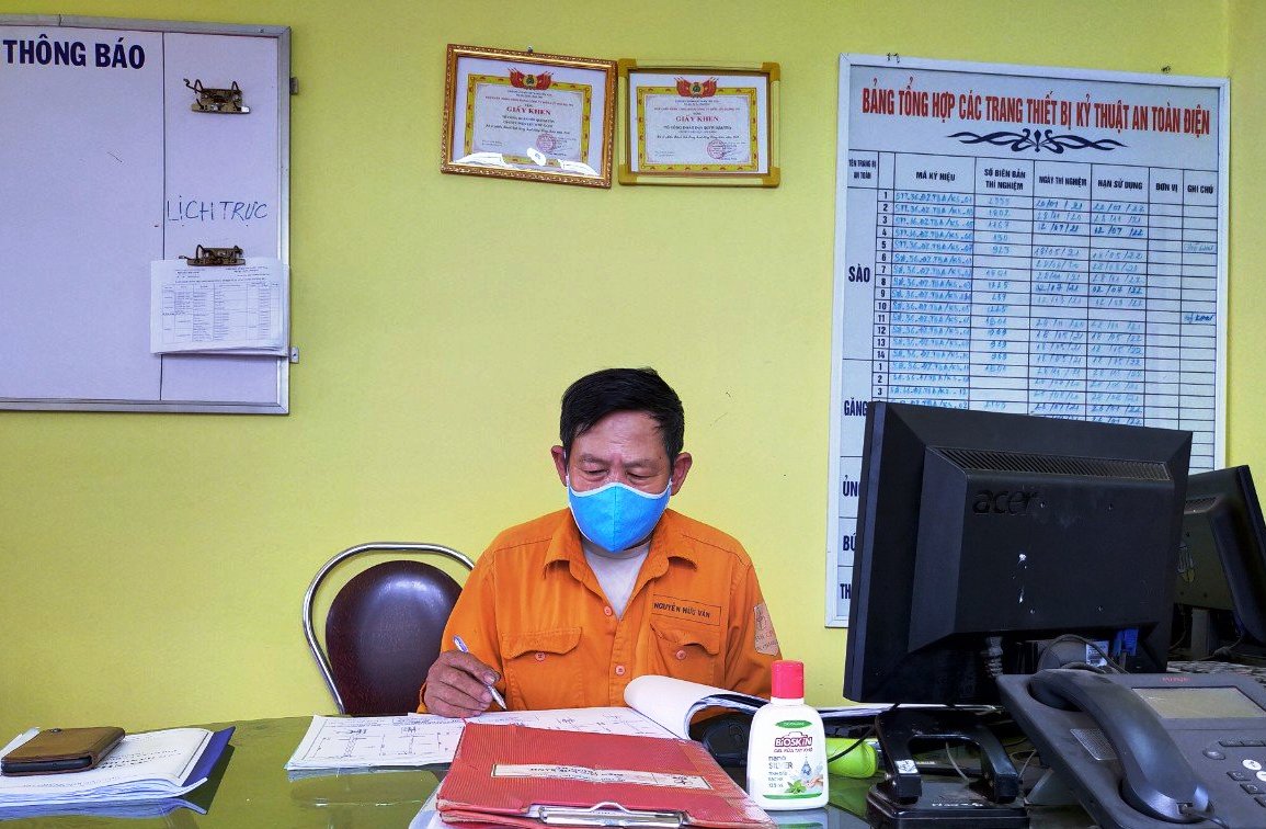 Công nhân Nguyễn Hữu Văn xử lý phiếu CRM trong một ca trực. Ảnh: NVCC.