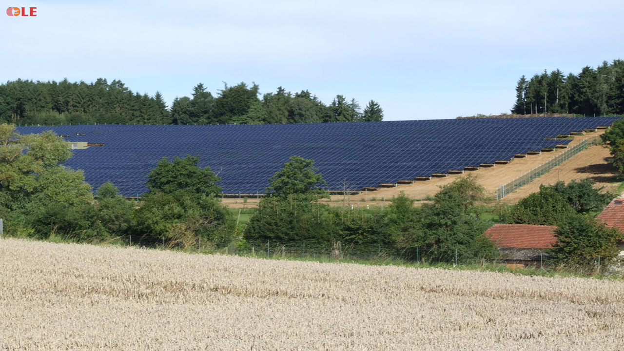 Nhà máy điện sử dụng năng lượng mặt trời tại Espenhain, Leipzig, Đức.