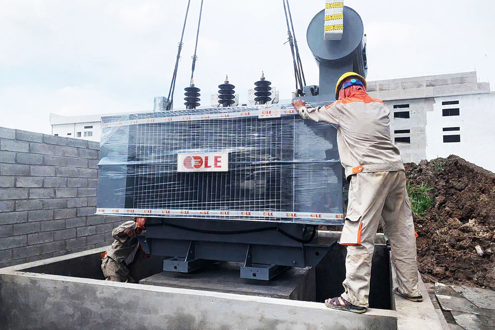 kỹ sư LE thi công lắp đặt máy biến áp 3 pha tại công trình
