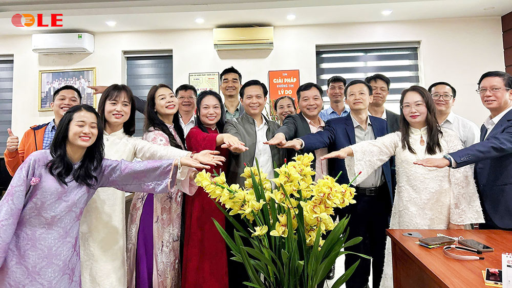 Tập thể cán bộ nhân viên Máy Biến Áp LE khai xuân đầu năm