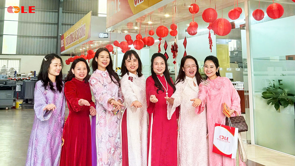 Nữ cán bộ nhân viên Máy Biến Áp LE trong không khí khai xuân