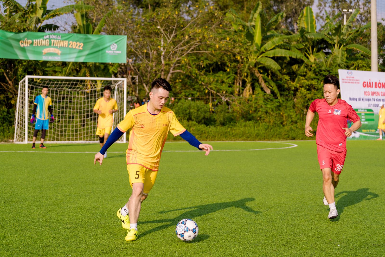Hậu vệ Nguyễn Văn Vượng thi đấu nhiệt tình trước đối thủ