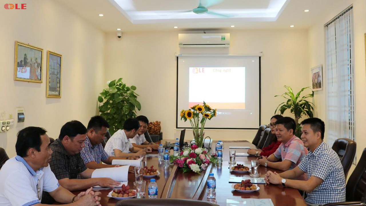 Tổng Giám đốc LE (ngồi bên phải, ngoài cùng) trong buổi gặp gỡ với đối tác đến từ Quảng Ngãi